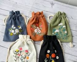 Pochette brodée à la main